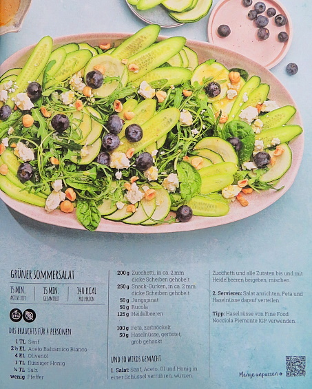 ZUCCHETTISALAT MIT GURKEN